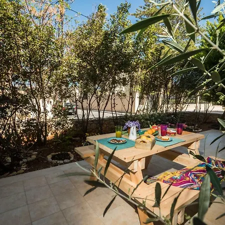 Chanialiving Chania Luxury Garden Apt1
